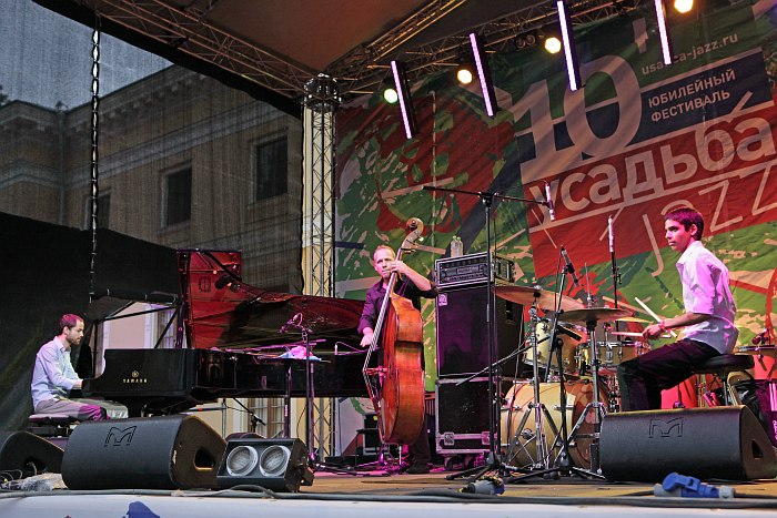 Avishai Cohen Trio на фестивале «Усадьба Jazz 2013» (фото: Владимир Коробицын)