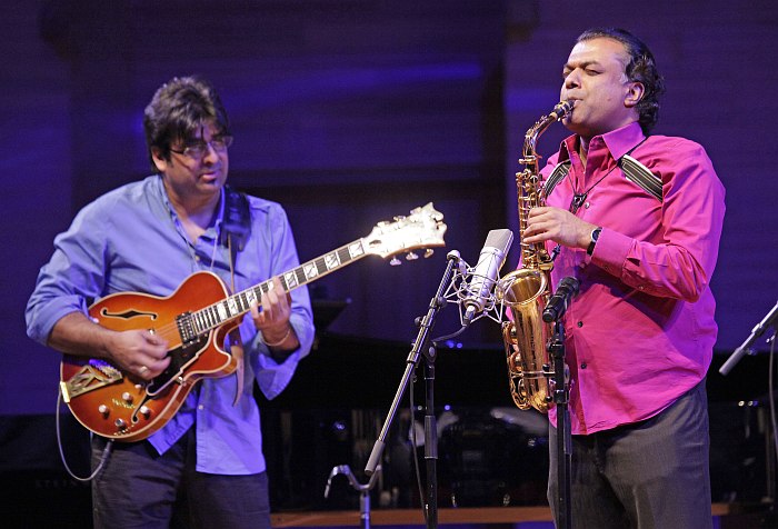 Rez Abbasi, Rudresh Mahanthappa (photo © Vladimir Korobitsyn)