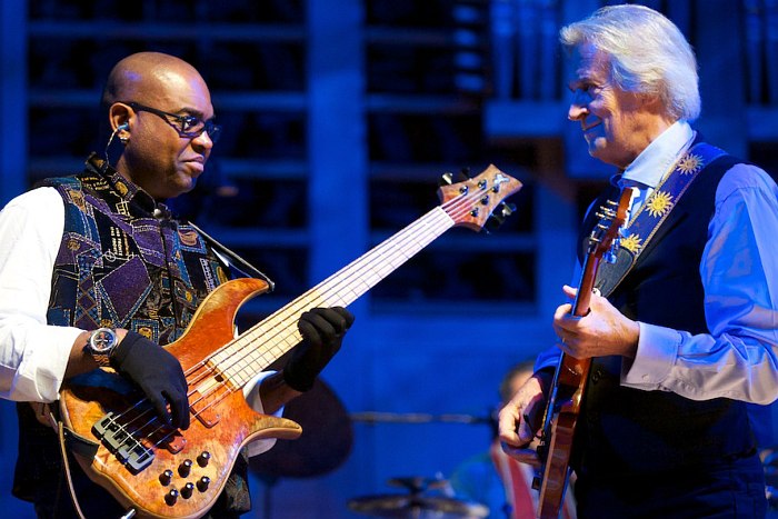 Étienne M'Bappé, John McLaughlin (фото © Stage Visit)