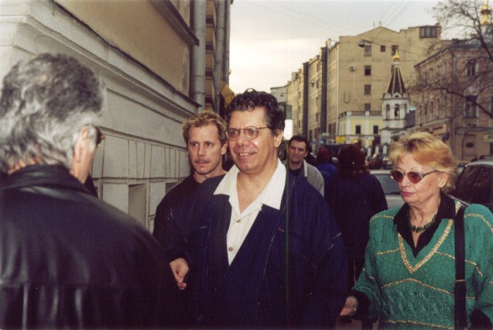 Чик Кориа в Москве на Никитской улице, возле Московской консерватории, 2001 (фото © Павел Корбут)