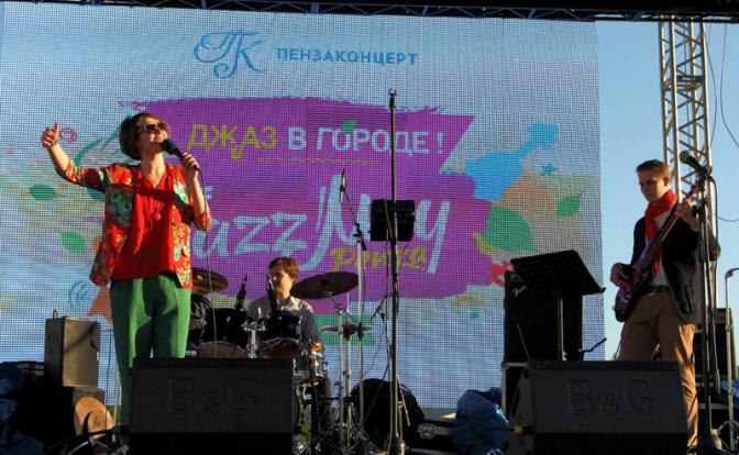 Сцена Jazz May под открытым небом: квартет Анны Лукшиной 