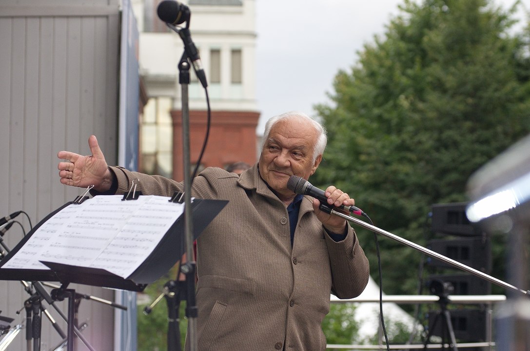 Владимир Фейертаг ведёт фестиваль «Джаз в саду Эрмитаж», Москва, август 2016