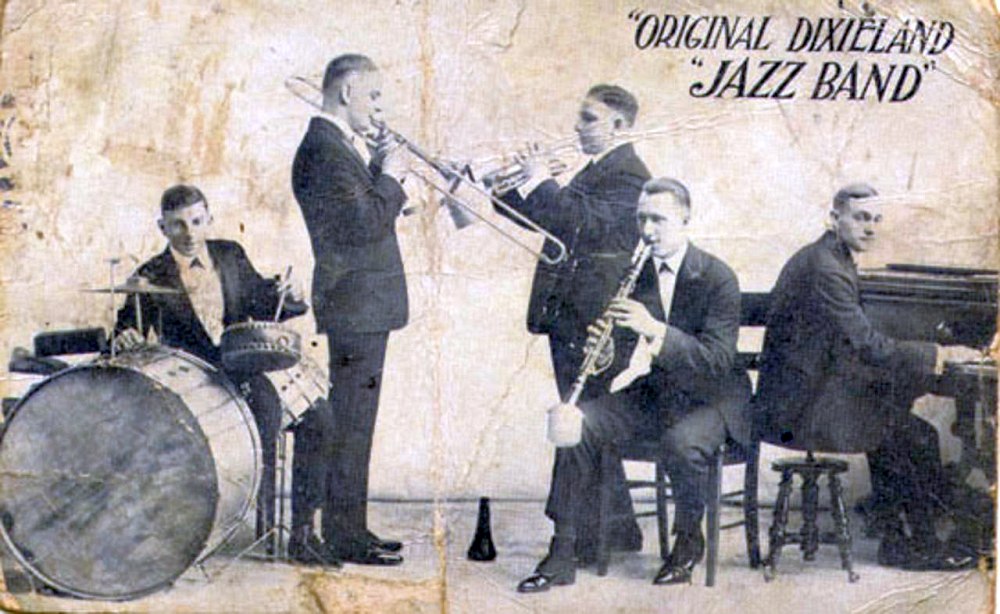 1918, рекламная открытка Original Dixieland Jazz Band: слева направо - Tony Sbarbaro, Daddy Edwards, Nick LaRocca, Larry Shields, Henry Ragas