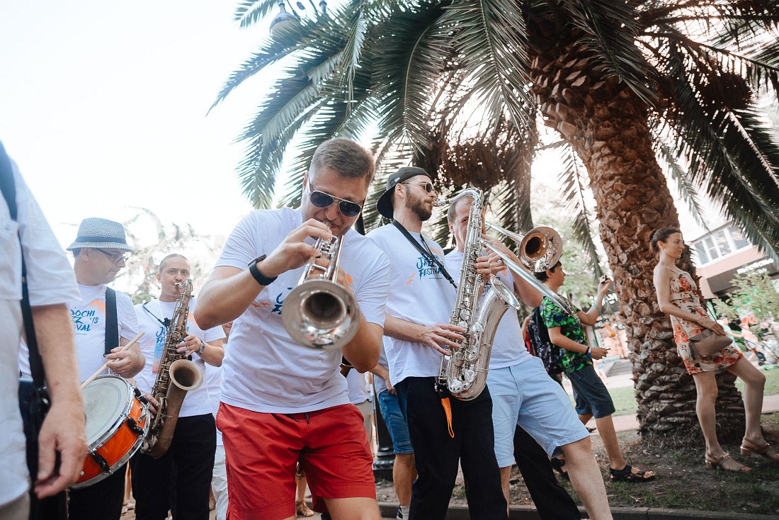 Джазовый парад, с которого традиционно начинается Sochi Jazz Festival